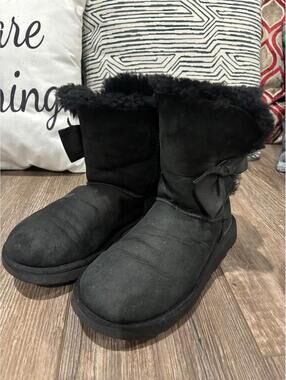 UGG Black Bow Shearling Style Pull-On Suede Boots Women's US 7 UK 5 Fur Lined